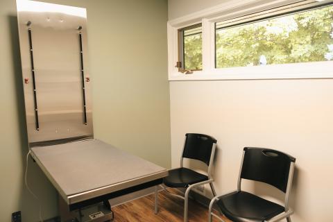 Modern exam room at Omnivet featuring a lift table, designed for comfortable and efficient emergency and urgent care for pets in Traverse City