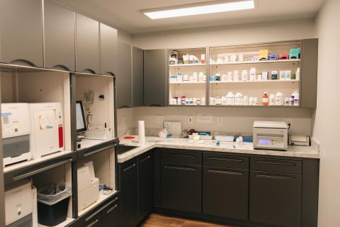 Omnivet’s fully stocked pharmacy and state-of-the-art laboratory, featuring industry-leading in-house diagnostic equipment powered by artificial intelligence for fast and accurate results.